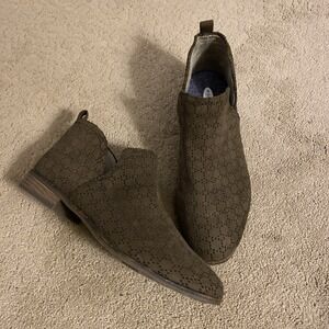 NWOT DR SCHOLL'S WOMEN'S RATE‎ PERFORATED BOOTIES OLIVE MICROFIBER SIZE 7M